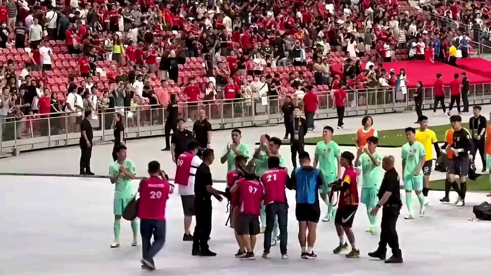 【世预赛】国足2-2新加坡赛后现场中国球迷怒斥：“丢人！”