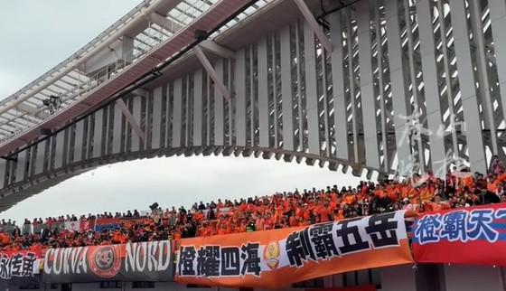 记者：超2000名山东泰山球迷前来青岛为球队助威